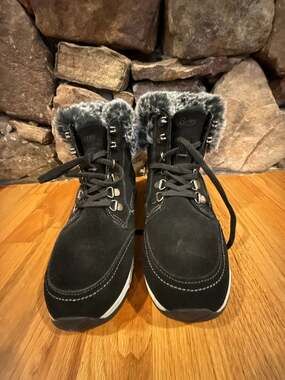 G.H. Bass Alaska Boots Size 7.5M Black Leather Fur Upper